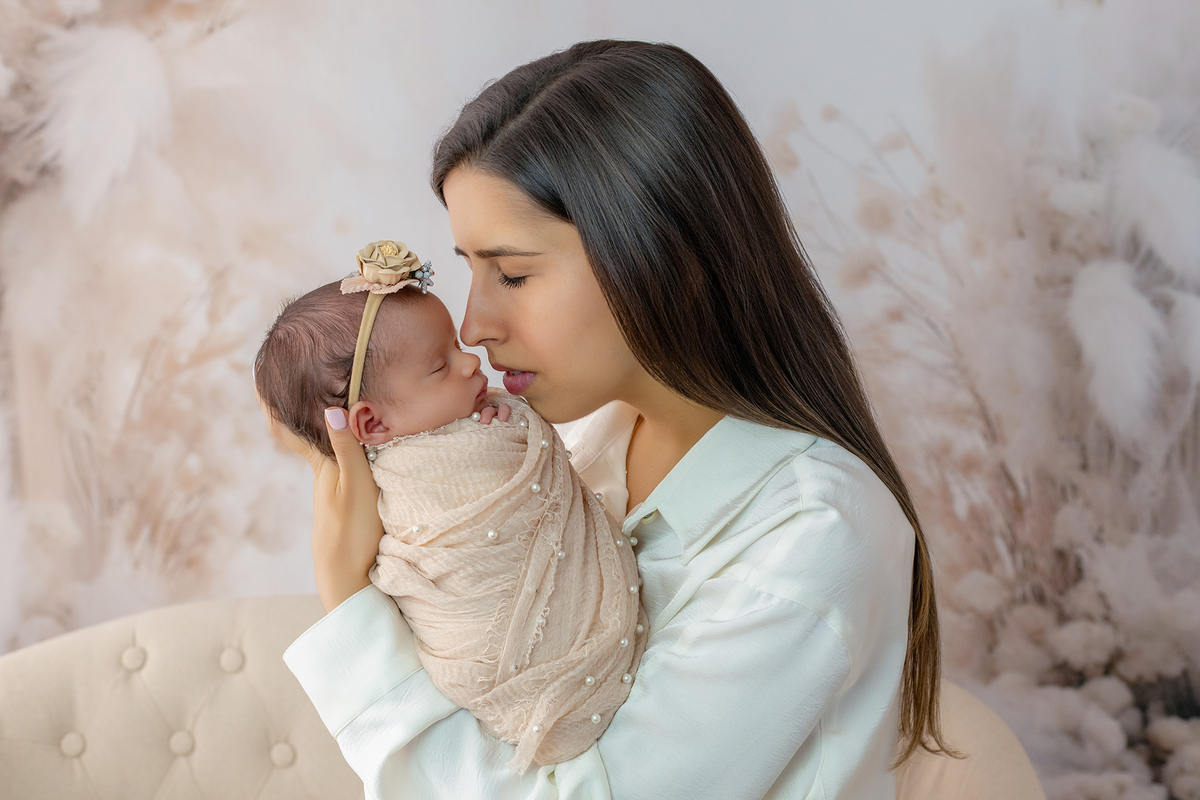 newborn_fotografia_newborn_ensaio_newborn_bebe_recem_nascido_fotografia_infantil_luz_natural_estudio_newborn_sessao_segura_conforto_bebe_primeiros_dias_vida_memorias_familia_bebe_dormindo_posados_suaves_detales_pezinhos_maozinhas_amor_familia_maternidade_