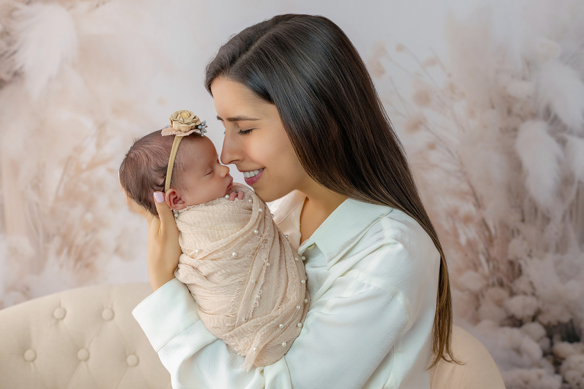 newborn_fotografia_newborn_ensaio_newborn_bebe_recem_nascido_fotografia_infantil_luz_natural_estudio_newborn_sessao_segura_conforto_bebe_primeiros_dias_vida_memorias_familia_bebe_dormindo_posados_suaves_detales_pezinhos_maozinhas_amor_familia_maternidade_