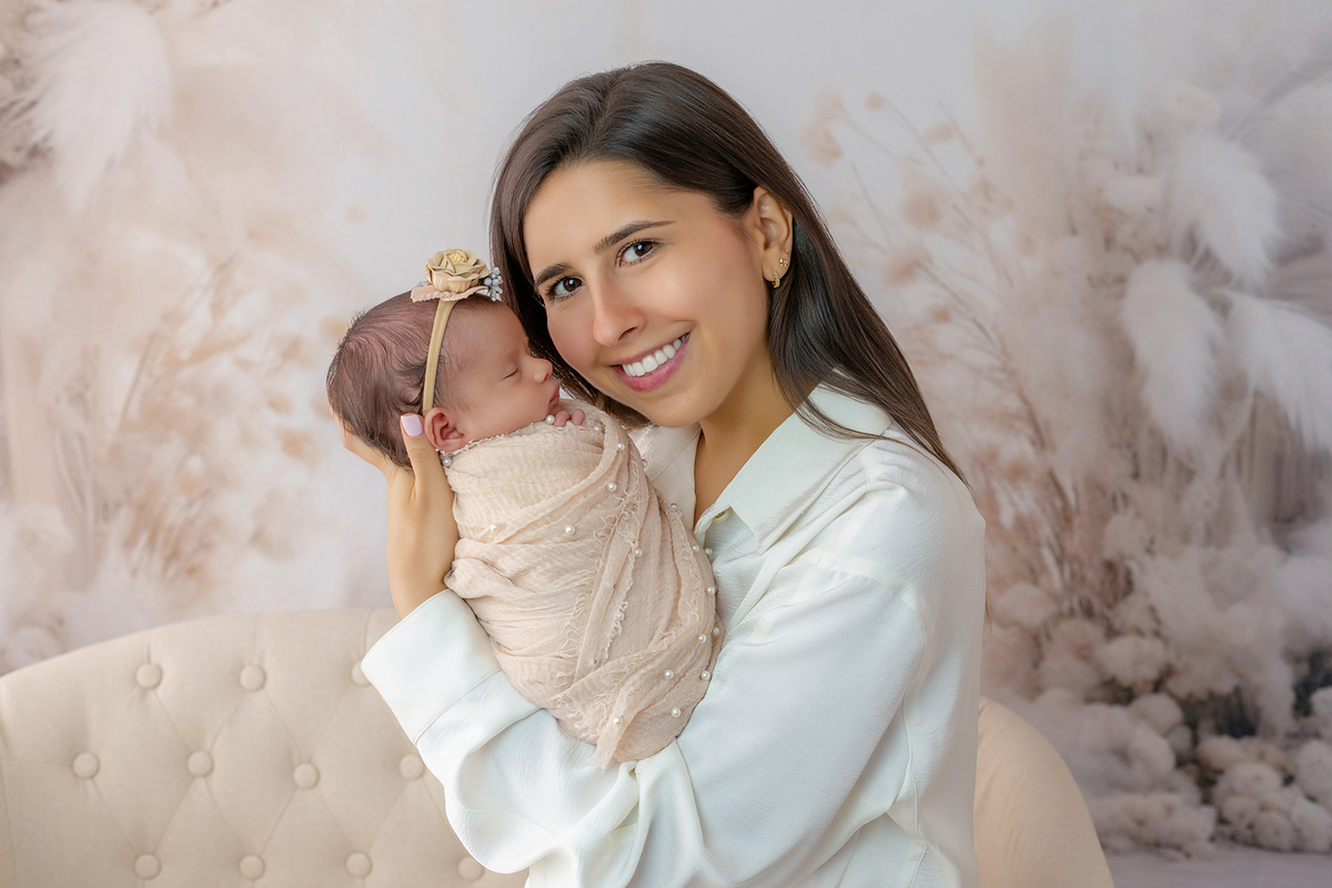 newborn_fotografia_newborn_ensaio_newborn_bebe_recem_nascido_fotografia_infantil_luz_natural_estudio_newborn_sessao_segura_conforto_bebe_primeiros_dias_vida_memorias_familia_bebe_dormindo_posados_suaves_detales_pezinhos_maozinhas_amor_familia_maternidade_