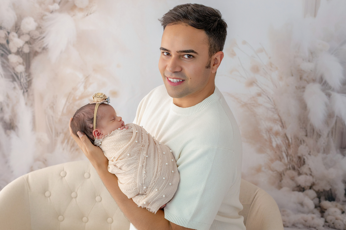 newborn_fotografia_newborn_ensaio_newborn_bebe_recem_nascido_fotografia_infantil_luz_natural_estudio_newborn_sessao_segura_conforto_bebe_primeiros_dias_vida_memorias_familia_bebe_dormindo_posados_suaves_detales_pezinhos_maozinhas_amor_familia_maternidade_
