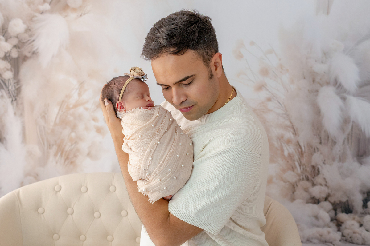 newborn_fotografia_newborn_ensaio_newborn_bebe_recem_nascido_fotografia_infantil_luz_natural_estudio_newborn_sessao_segura_conforto_bebe_primeiros_dias_vida_memorias_familia_bebe_dormindo_posados_suaves_detales_pezinhos_maozinhas_amor_familia_maternidade_