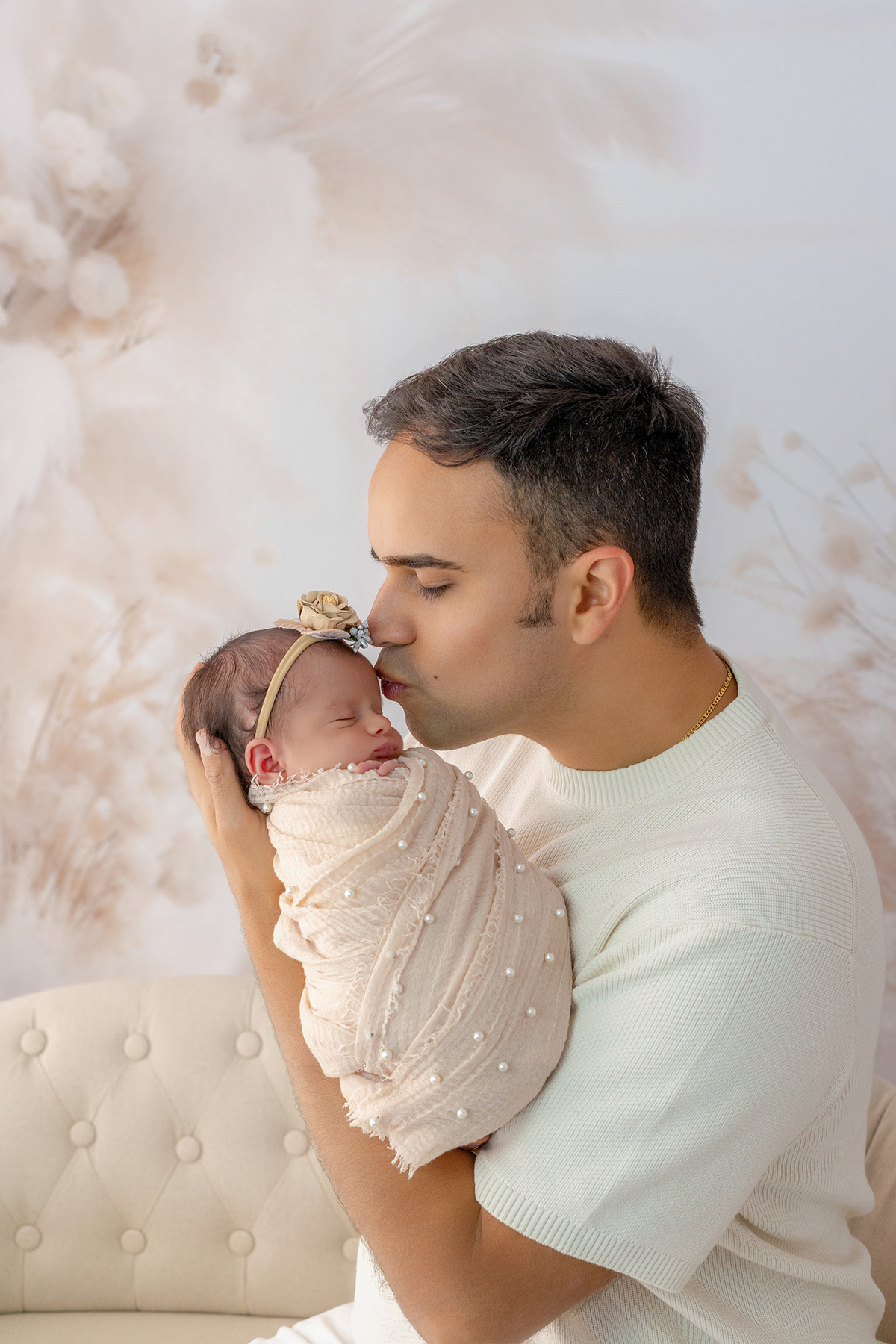 newborn_fotografia_newborn_ensaio_newborn_bebe_recem_nascido_fotografia_infantil_luz_natural_estudio_newborn_sessao_segura_conforto_bebe_primeiros_dias_vida_memorias_familia_bebe_dormindo_posados_suaves_detales_pezinhos_maozinhas_amor_familia_maternidade_