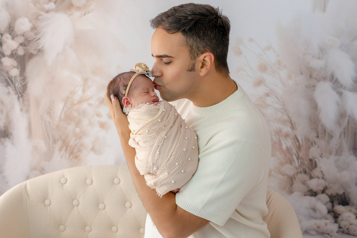 newborn_fotografia_newborn_ensaio_newborn_bebe_recem_nascido_fotografia_infantil_luz_natural_estudio_newborn_sessao_segura_conforto_bebe_primeiros_dias_vida_memorias_familia_bebe_dormindo_posados_suaves_detales_pezinhos_maozinhas_amor_familia_maternidade_