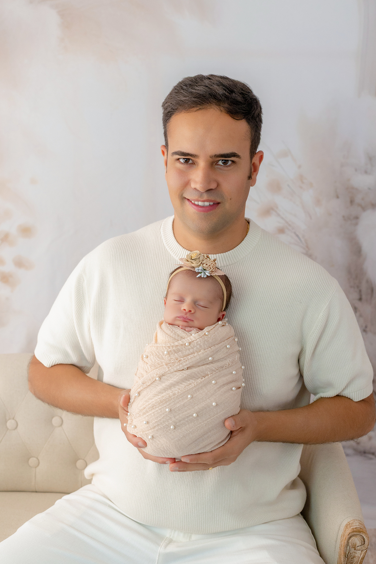 newborn_fotografia_newborn_ensaio_newborn_bebe_recem_nascido_fotografia_infantil_luz_natural_estudio_newborn_sessao_segura_conforto_bebe_primeiros_dias_vida_memorias_familia_bebe_dormindo_posados_suaves_detales_pezinhos_maozinhas_amor_familia_maternidade_