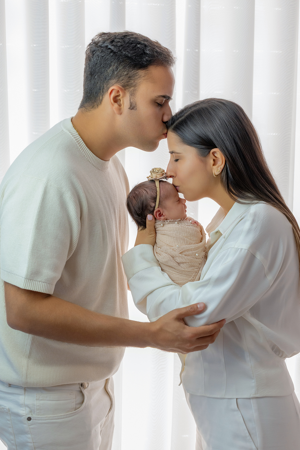 newborn_fotografia_newborn_ensaio_newborn_bebe_recem_nascido_fotografia_infantil_luz_natural_estudio_newborn_sessao_segura_conforto_bebe_primeiros_dias_vida_memorias_familia_bebe_dormindo_posados_suaves_detales_pezinhos_maozinhas_amor_familia_maternidade_