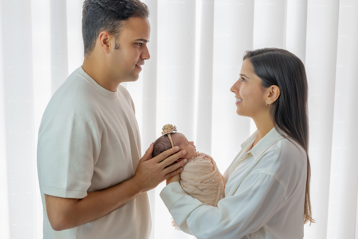 newborn_fotografia_newborn_ensaio_newborn_bebe_recem_nascido_fotografia_infantil_luz_natural_estudio_newborn_sessao_segura_conforto_bebe_primeiros_dias_vida_memorias_familia_bebe_dormindo_posados_suaves_detales_pezinhos_maozinhas_amor_familia_maternidade_