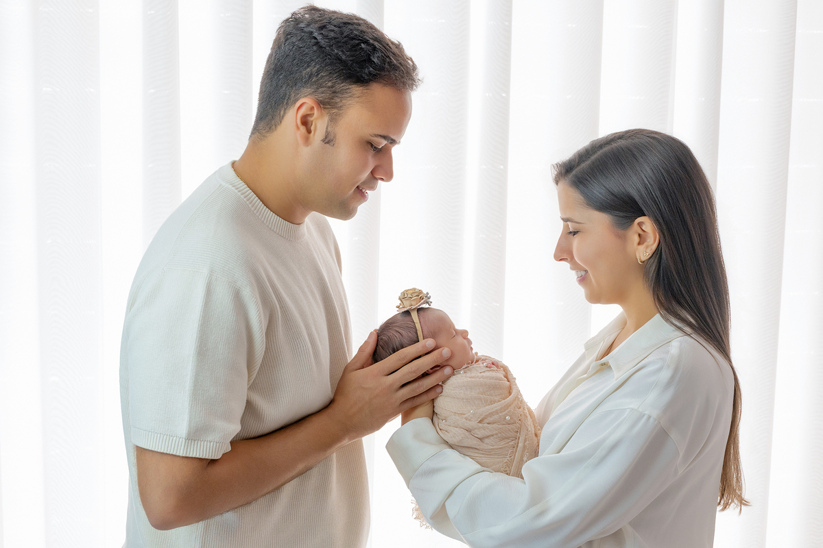 newborn_fotografia_newborn_ensaio_newborn_bebe_recem_nascido_fotografia_infantil_luz_natural_estudio_newborn_sessao_segura_conforto_bebe_primeiros_dias_vida_memorias_familia_bebe_dormindo_posados_suaves_detales_pezinhos_maozinhas_amor_familia_maternidade_