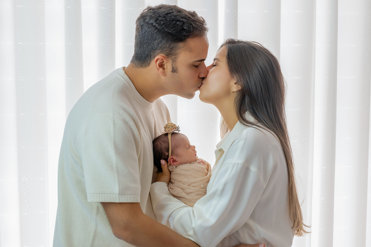 newborn_fotografia_newborn_ensaio_newborn_bebe_recem_nascido_fotografia_infantil_luz_natural_estudio_newborn_sessao_segura_conforto_bebe_primeiros_dias_vida_memorias_familia_bebe_dormindo_posados_suaves_detales_pezinhos_maozinhas_amor_familia_maternidade_
