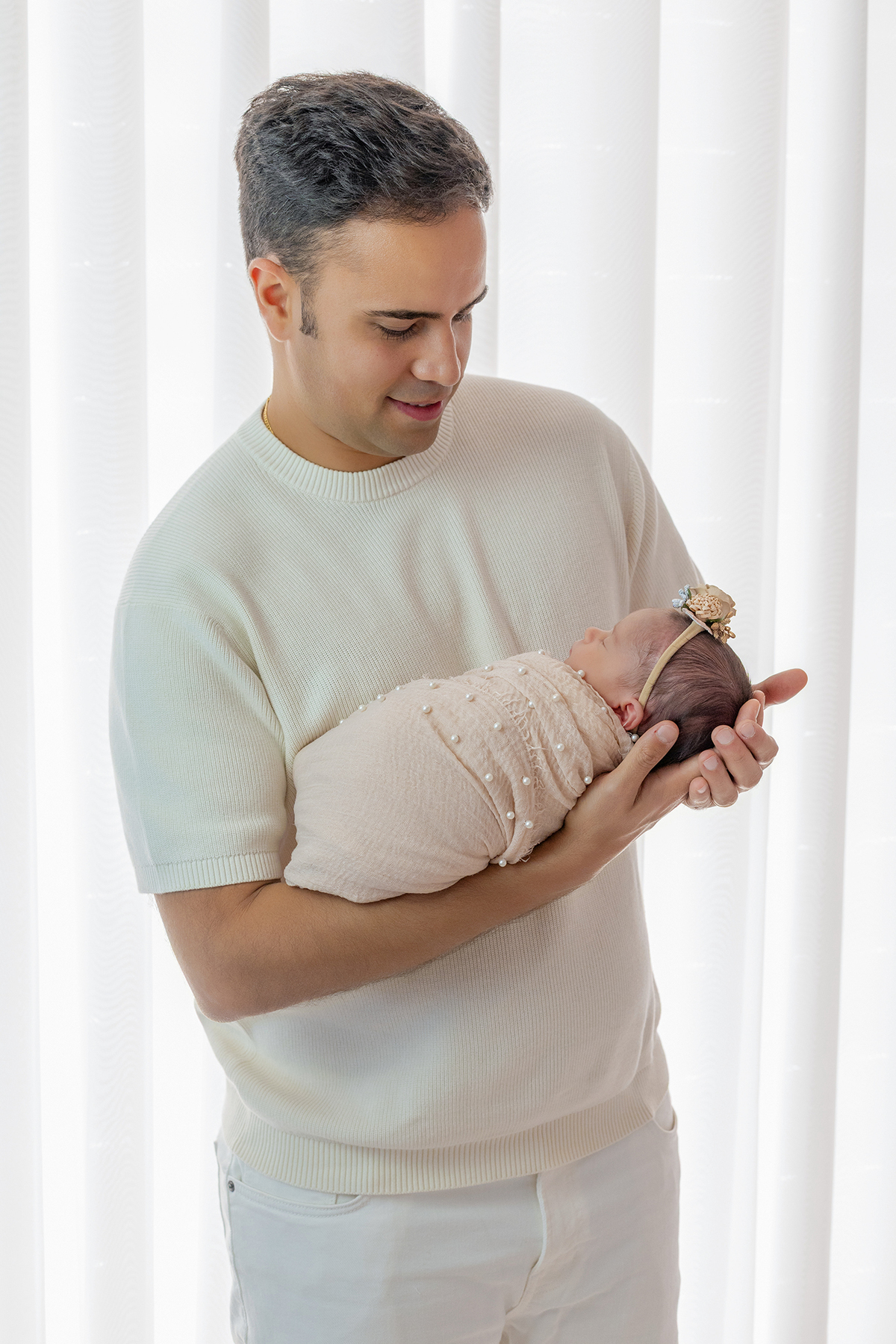 newborn_fotografia_newborn_ensaio_newborn_bebe_recem_nascido_fotografia_infantil_luz_natural_estudio_newborn_sessao_segura_conforto_bebe_primeiros_dias_vida_memorias_familia_bebe_dormindo_posados_suaves_detales_pezinhos_maozinhas_amor_familia_maternidade_