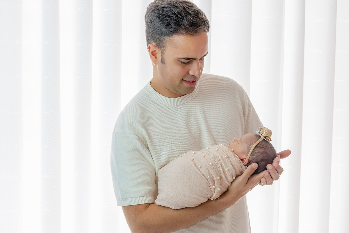 newborn_fotografia_newborn_ensaio_newborn_bebe_recem_nascido_fotografia_infantil_luz_natural_estudio_newborn_sessao_segura_conforto_bebe_primeiros_dias_vida_memorias_familia_bebe_dormindo_posados_suaves_detales_pezinhos_maozinhas_amor_familia_maternidade_