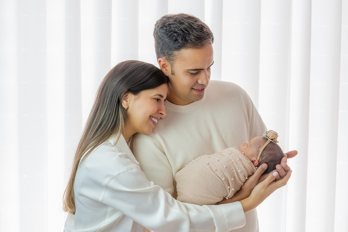 newborn_fotografia_newborn_ensaio_newborn_bebe_recem_nascido_fotografia_infantil_luz_natural_estudio_newborn_sessao_segura_conforto_bebe_primeiros_dias_vida_memorias_familia_bebe_dormindo_posados_suaves_detales_pezinhos_maozinhas_amor_familia_maternidade_