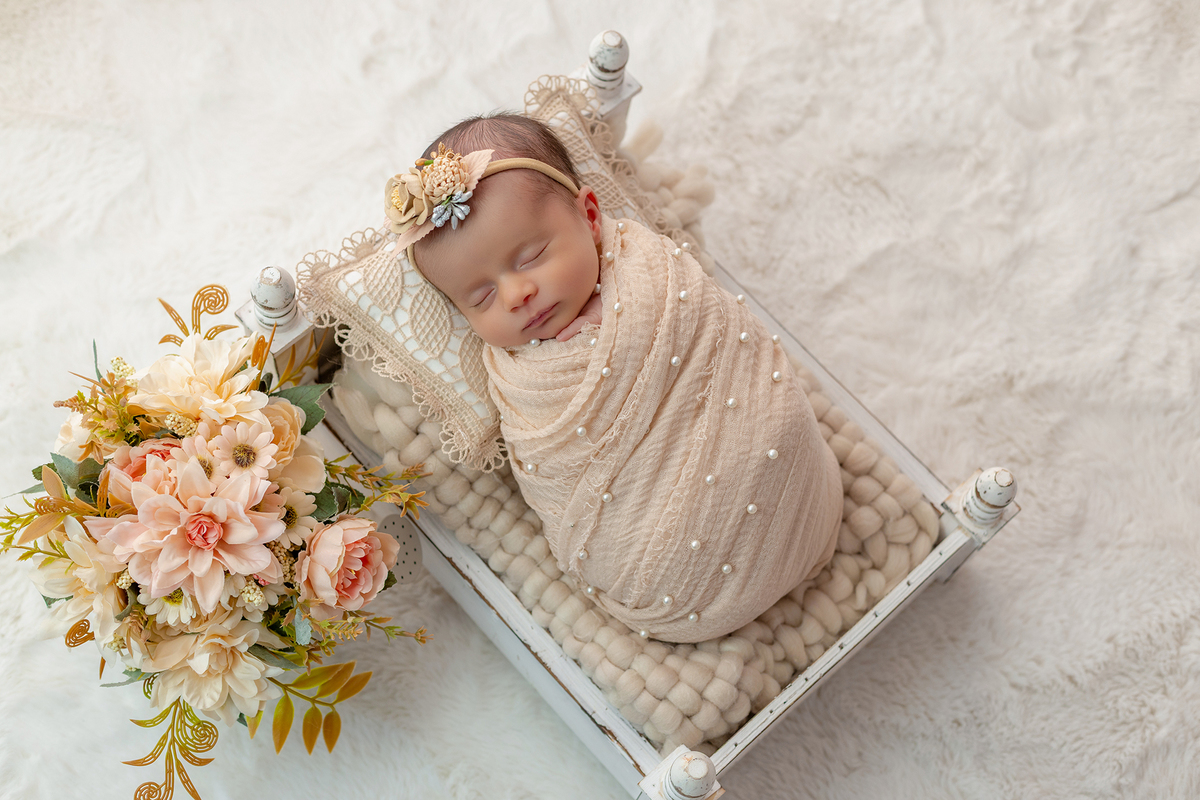newborn_fotografia_newborn_ensaio_newborn_bebe_recem_nascido_fotografia_infantil_luz_natural_estudio_newborn_sessao_segura_conforto_bebe_primeiros_dias_vida_memorias_familia_bebe_dormindo_posados_suaves_detales_pezinhos_maozinhas_amor_familia_maternidade_