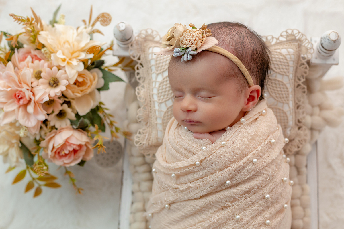 newborn_fotografia_newborn_ensaio_newborn_bebe_recem_nascido_fotografia_infantil_luz_natural_estudio_newborn_sessao_segura_conforto_bebe_primeiros_dias_vida_memorias_familia_bebe_dormindo_posados_suaves_detales_pezinhos_maozinhas_amor_familia_maternidade_