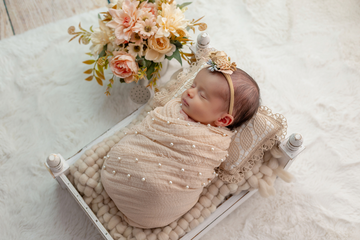 newborn_fotografia_newborn_ensaio_newborn_bebe_recem_nascido_fotografia_infantil_luz_natural_estudio_newborn_sessao_segura_conforto_bebe_primeiros_dias_vida_memorias_familia_bebe_dormindo_posados_suaves_detales_pezinhos_maozinhas_amor_familia_maternidade_