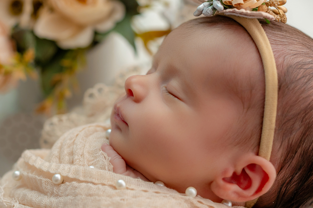 newborn_fotografia_newborn_ensaio_newborn_bebe_recem_nascido_fotografia_infantil_luz_natural_estudio_newborn_sessao_segura_conforto_bebe_primeiros_dias_vida_memorias_familia_bebe_dormindo_posados_suaves_detales_pezinhos_maozinhas_amor_familia_maternidade_