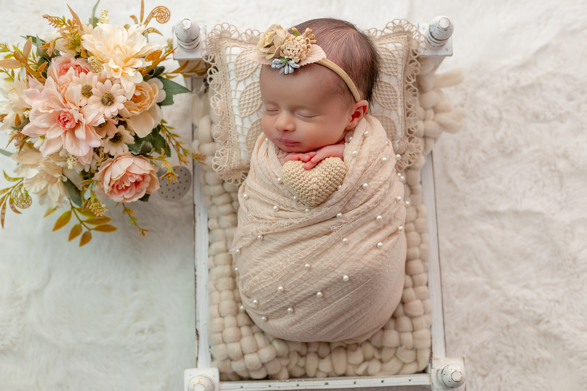 newborn_fotografia_newborn_ensaio_newborn_bebe_recem_nascido_fotografia_infantil_luz_natural_estudio_newborn_sessao_segura_conforto_bebe_primeiros_dias_vida_memorias_familia_bebe_dormindo_posados_suaves_detales_pezinhos_maozinhas_amor_familia_maternidade_