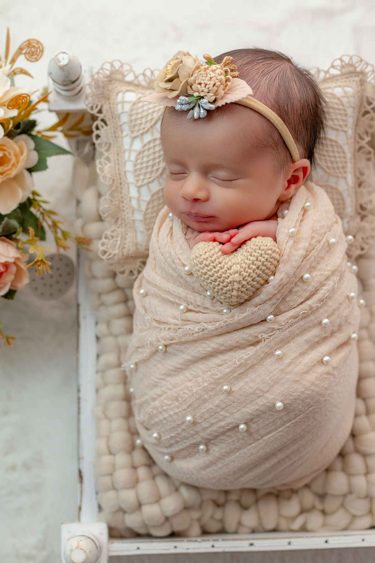 newborn_fotografia_newborn_ensaio_newborn_bebe_recem_nascido_fotografia_infantil_luz_natural_estudio_newborn_sessao_segura_conforto_bebe_primeiros_dias_vida_memorias_familia_bebe_dormindo_posados_suaves_detales_pezinhos_maozinhas_amor_familia_maternidade_