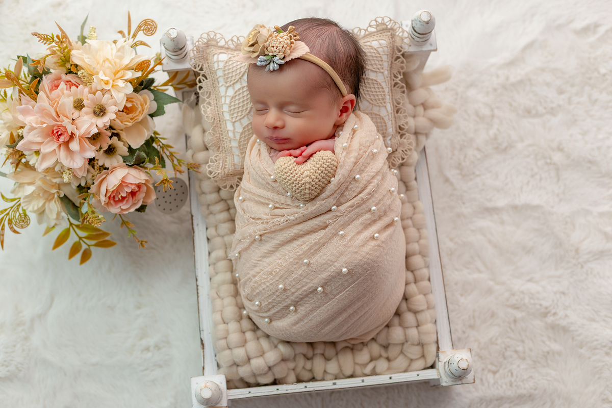newborn_fotografia_newborn_ensaio_newborn_bebe_recem_nascido_fotografia_infantil_luz_natural_estudio_newborn_sessao_segura_conforto_bebe_primeiros_dias_vida_memorias_familia_bebe_dormindo_posados_suaves_detales_pezinhos_maozinhas_amor_familia_maternidade_