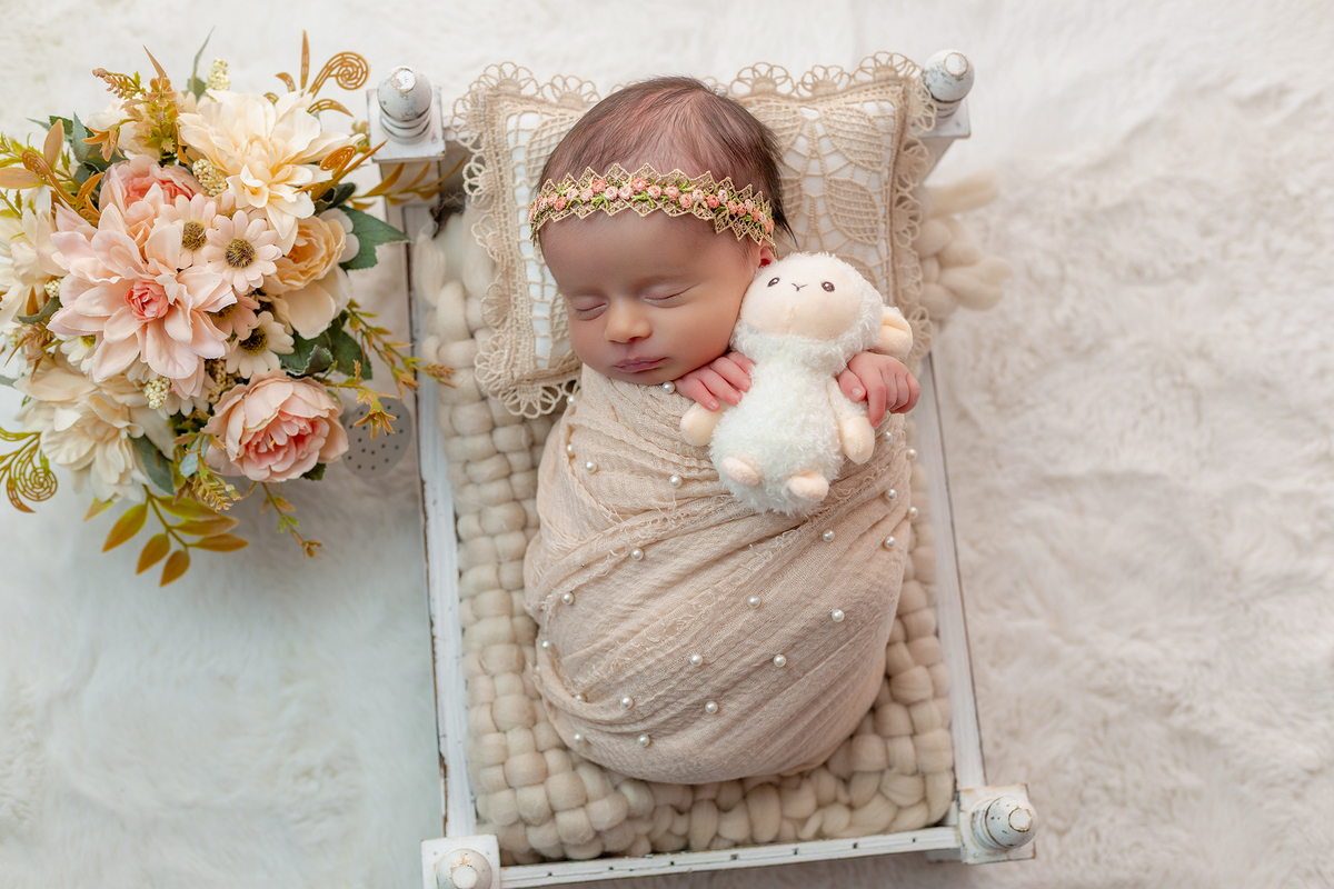 newborn_fotografia_newborn_ensaio_newborn_bebe_recem_nascido_fotografia_infantil_luz_natural_estudio_newborn_sessao_segura_conforto_bebe_primeiros_dias_vida_memorias_familia_bebe_dormindo_posados_suaves_detales_pezinhos_maozinhas_amor_familia_maternidade_