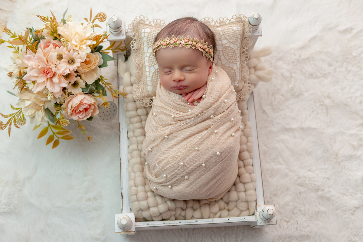 newborn_fotografia_newborn_ensaio_newborn_bebe_recem_nascido_fotografia_infantil_luz_natural_estudio_newborn_sessao_segura_conforto_bebe_primeiros_dias_vida_memorias_familia_bebe_dormindo_posados_suaves_detales_pezinhos_maozinhas_amor_familia_maternidade_