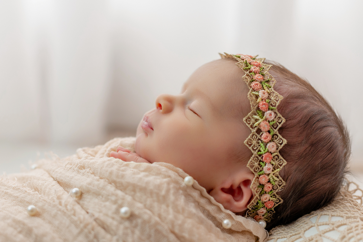 newborn_fotografia_newborn_ensaio_newborn_bebe_recem_nascido_fotografia_infantil_luz_natural_estudio_newborn_sessao_segura_conforto_bebe_primeiros_dias_vida_memorias_familia_bebe_dormindo_posados_suaves_detales_pezinhos_maozinhas_amor_familia_maternidade_