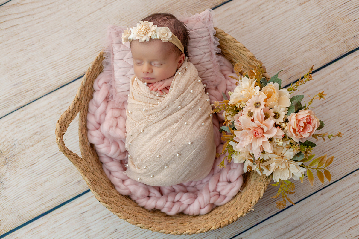 newborn_fotografia_newborn_ensaio_newborn_bebe_recem_nascido_fotografia_infantil_luz_natural_estudio_newborn_sessao_segura_conforto_bebe_primeiros_dias_vida_memorias_familia_bebe_dormindo_posados_suaves_detales_pezinhos_maozinhas_amor_familia_maternidade_