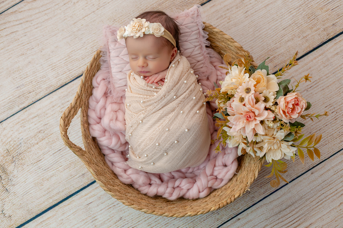 newborn_fotografia_newborn_ensaio_newborn_bebe_recem_nascido_fotografia_infantil_luz_natural_estudio_newborn_sessao_segura_conforto_bebe_primeiros_dias_vida_memorias_familia_bebe_dormindo_posados_suaves_detales_pezinhos_maozinhas_amor_familia_maternidade_