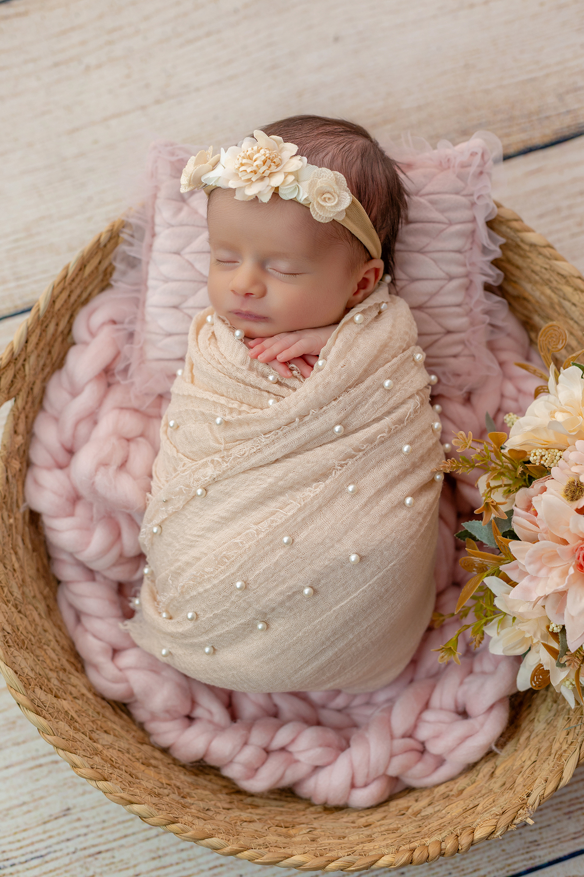 newborn_fotografia_newborn_ensaio_newborn_bebe_recem_nascido_fotografia_infantil_luz_natural_estudio_newborn_sessao_segura_conforto_bebe_primeiros_dias_vida_memorias_familia_bebe_dormindo_posados_suaves_detales_pezinhos_maozinhas_amor_familia_maternidade_