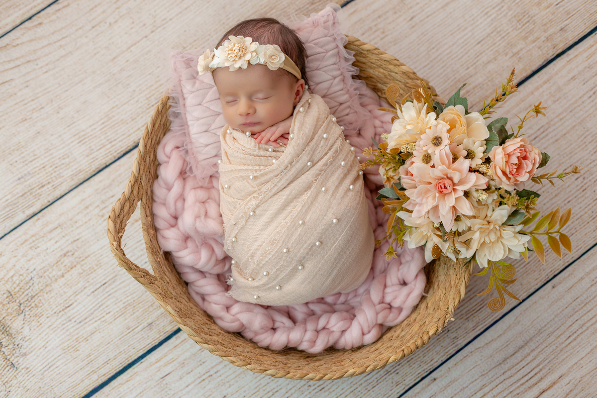 newborn_fotografia_newborn_ensaio_newborn_bebe_recem_nascido_fotografia_infantil_luz_natural_estudio_newborn_sessao_segura_conforto_bebe_primeiros_dias_vida_memorias_familia_bebe_dormindo_posados_suaves_detales_pezinhos_maozinhas_amor_familia_maternidade_