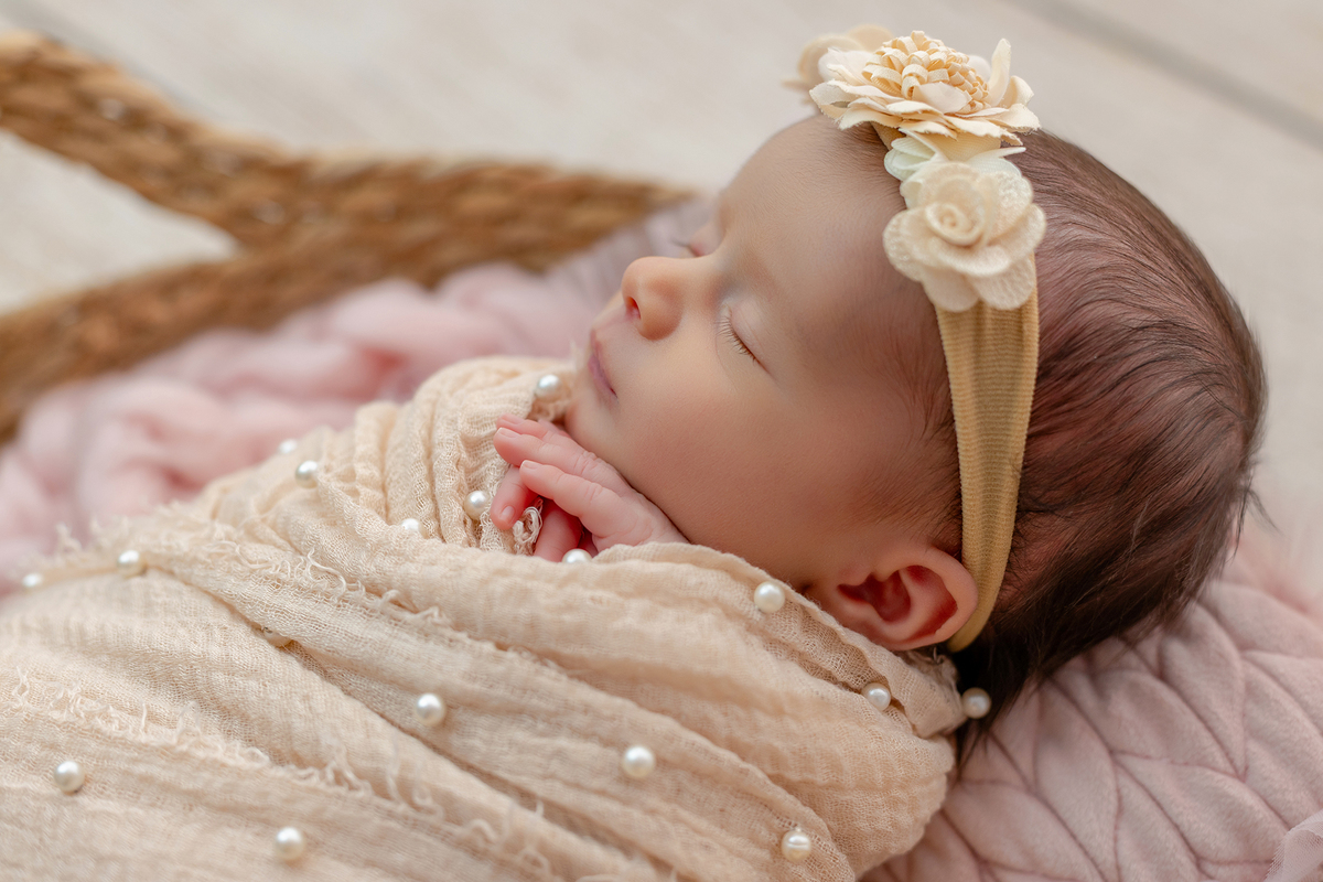 newborn_fotografia_newborn_ensaio_newborn_bebe_recem_nascido_fotografia_infantil_luz_natural_estudio_newborn_sessao_segura_conforto_bebe_primeiros_dias_vida_memorias_familia_bebe_dormindo_posados_suaves_detales_pezinhos_maozinhas_amor_familia_maternidade_