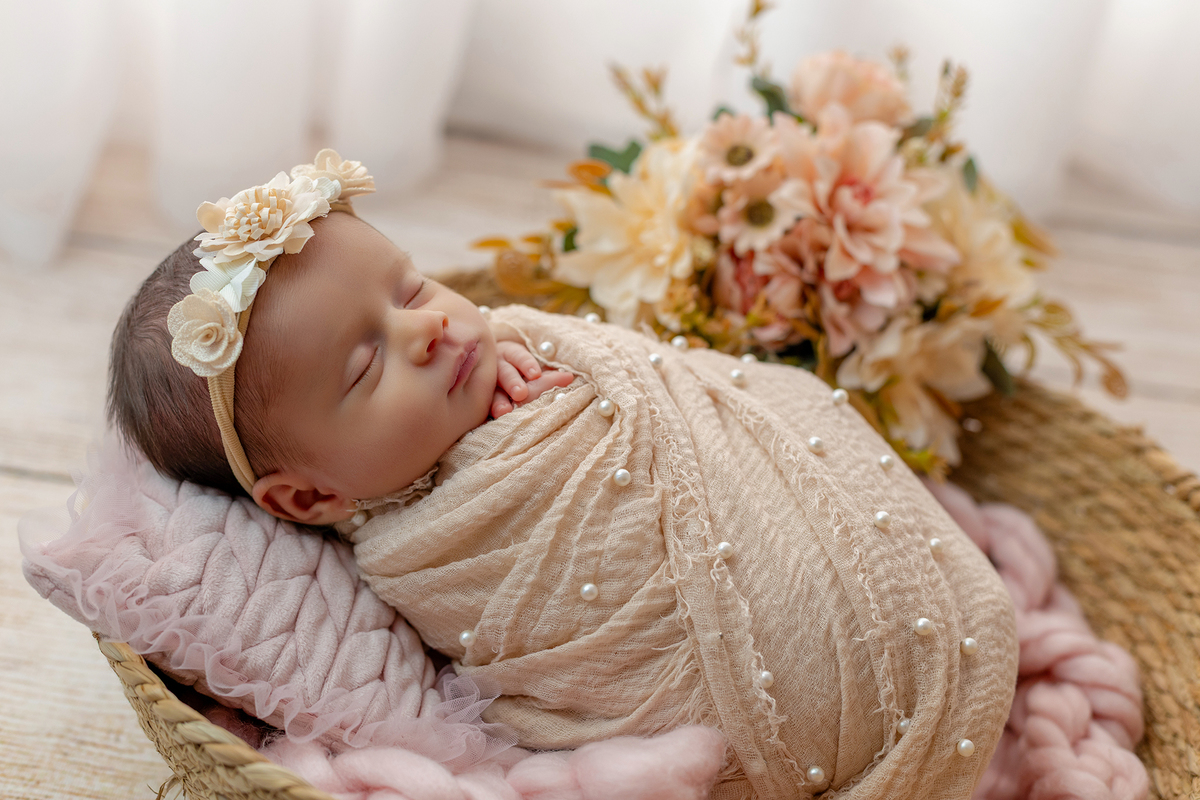 newborn_fotografia_newborn_ensaio_newborn_bebe_recem_nascido_fotografia_infantil_luz_natural_estudio_newborn_sessao_segura_conforto_bebe_primeiros_dias_vida_memorias_familia_bebe_dormindo_posados_suaves_detales_pezinhos_maozinhas_amor_familia_maternidade_