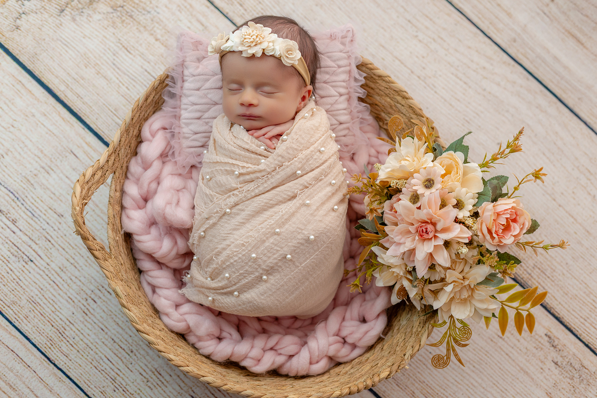 newborn_fotografia_newborn_ensaio_newborn_bebe_recem_nascido_fotografia_infantil_luz_natural_estudio_newborn_sessao_segura_conforto_bebe_primeiros_dias_vida_memorias_familia_bebe_dormindo_posados_suaves_detales_pezinhos_maozinhas_amor_familia_maternidade_