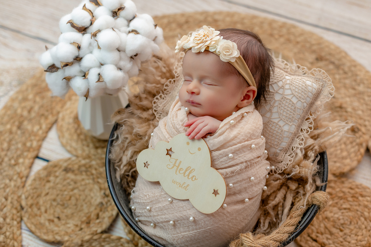 newborn_fotografia_newborn_ensaio_newborn_bebe_recem_nascido_fotografia_infantil_luz_natural_estudio_newborn_sessao_segura_conforto_bebe_primeiros_dias_vida_memorias_familia_bebe_dormindo_posados_suaves_detales_pezinhos_maozinhas_amor_familia_maternidade_