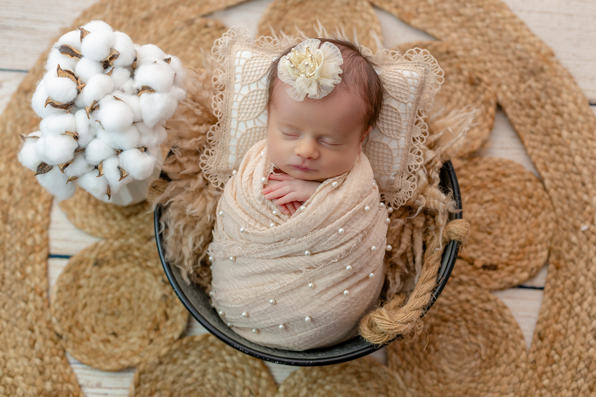 newborn_fotografia_newborn_ensaio_newborn_bebe_recem_nascido_fotografia_infantil_luz_natural_estudio_newborn_sessao_segura_conforto_bebe_primeiros_dias_vida_memorias_familia_bebe_dormindo_posados_suaves_detales_pezinhos_maozinhas_amor_familia_maternidade_