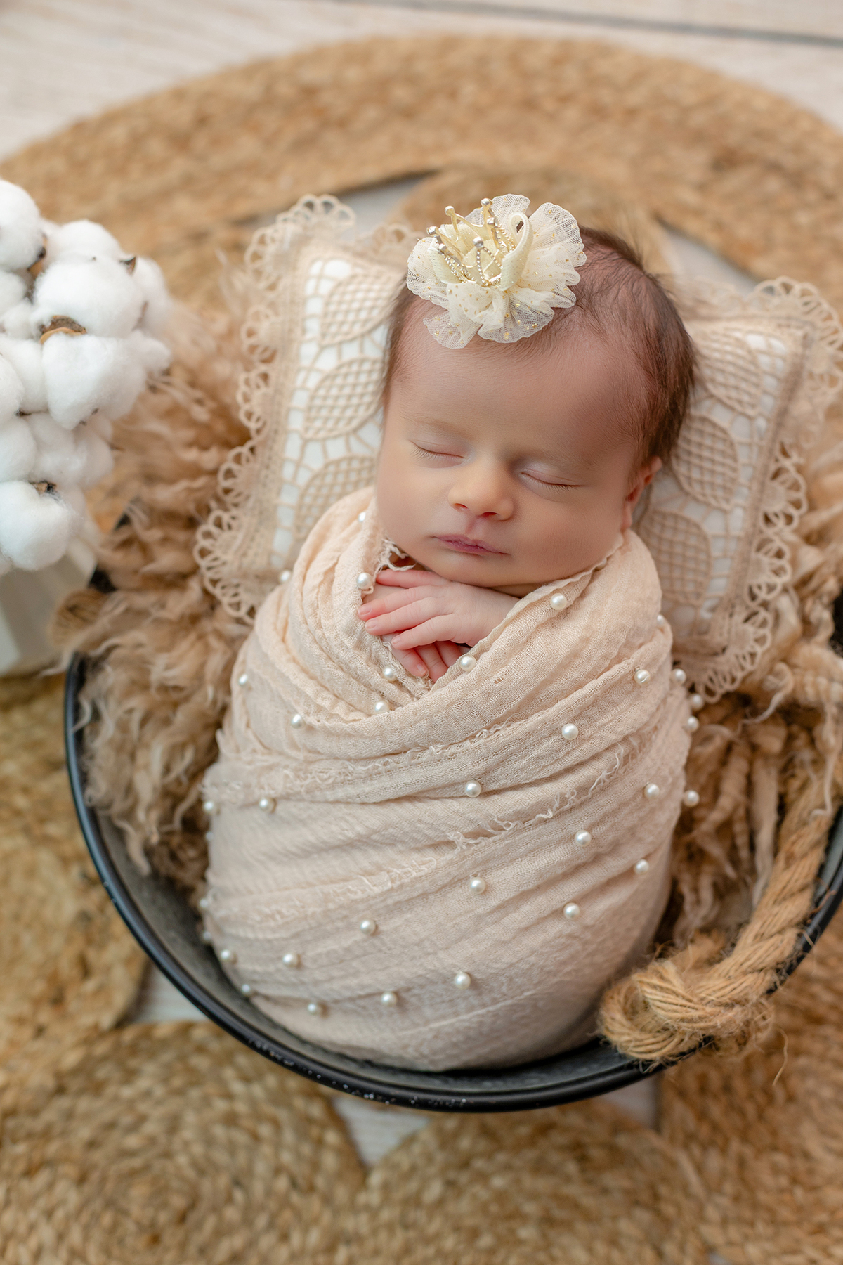 newborn_fotografia_newborn_ensaio_newborn_bebe_recem_nascido_fotografia_infantil_luz_natural_estudio_newborn_sessao_segura_conforto_bebe_primeiros_dias_vida_memorias_familia_bebe_dormindo_posados_suaves_detales_pezinhos_maozinhas_amor_familia_maternidade_
