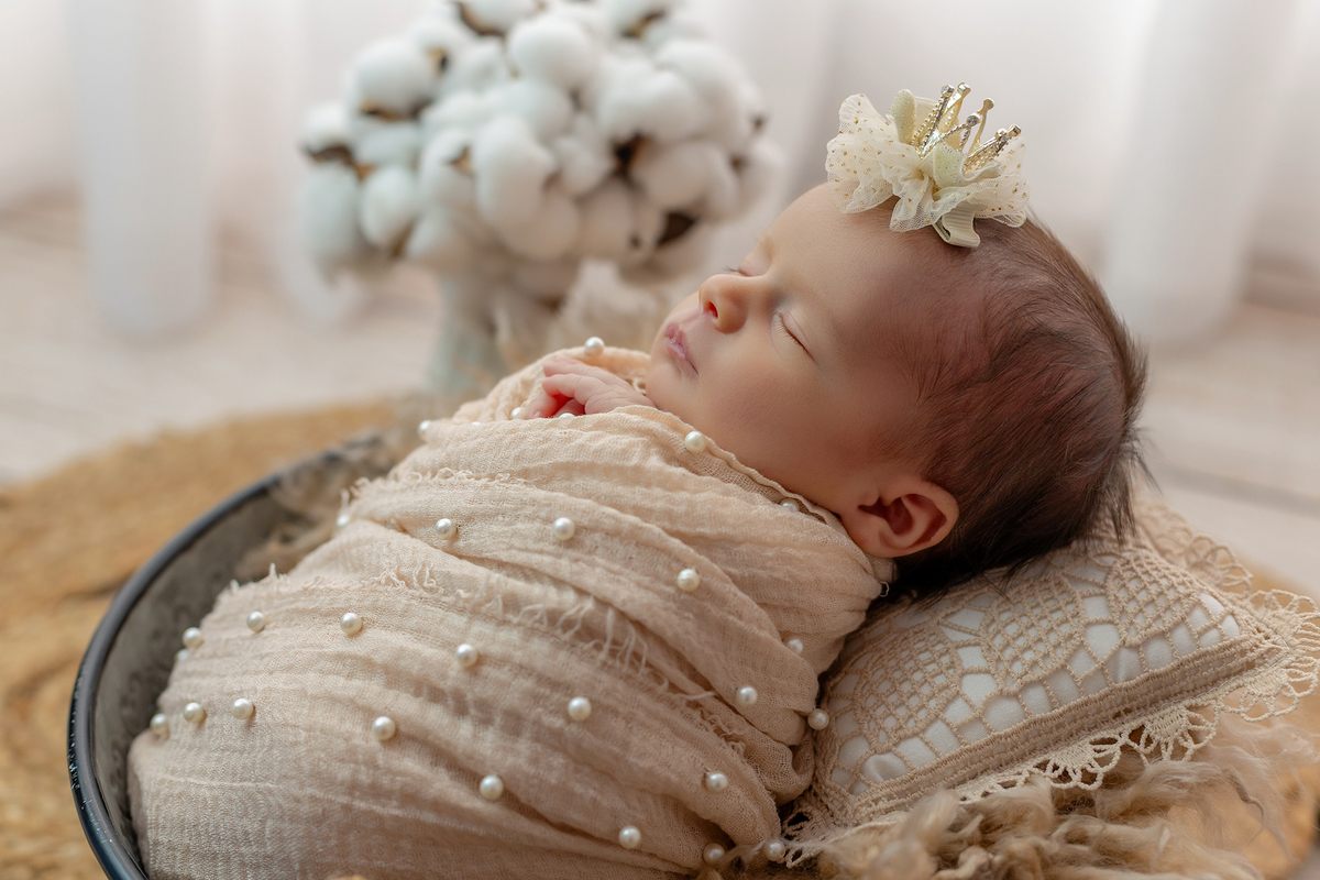 newborn_fotografia_newborn_ensaio_newborn_bebe_recem_nascido_fotografia_infantil_luz_natural_estudio_newborn_sessao_segura_conforto_bebe_primeiros_dias_vida_memorias_familia_bebe_dormindo_posados_suaves_detales_pezinhos_maozinhas_amor_familia_maternidade_