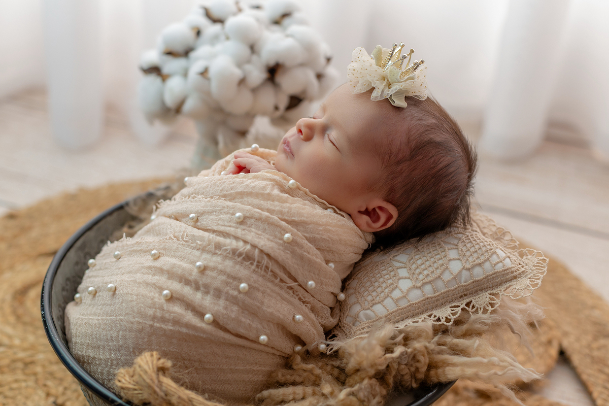 newborn_fotografia_newborn_ensaio_newborn_bebe_recem_nascido_fotografia_infantil_luz_natural_estudio_newborn_sessao_segura_conforto_bebe_primeiros_dias_vida_memorias_familia_bebe_dormindo_posados_suaves_detales_pezinhos_maozinhas_amor_familia_maternidade_