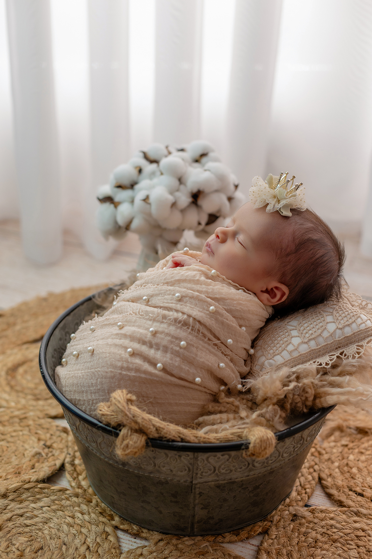newborn_fotografia_newborn_ensaio_newborn_bebe_recem_nascido_fotografia_infantil_luz_natural_estudio_newborn_sessao_segura_conforto_bebe_primeiros_dias_vida_memorias_familia_bebe_dormindo_posados_suaves_detales_pezinhos_maozinhas_amor_familia_maternidade_