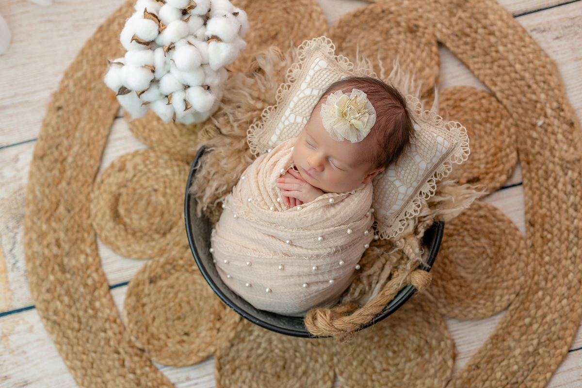 newborn_fotografia_newborn_ensaio_newborn_bebe_recem_nascido_fotografia_infantil_luz_natural_estudio_newborn_sessao_segura_conforto_bebe_primeiros_dias_vida_memorias_familia_bebe_dormindo_posados_suaves_detales_pezinhos_maozinhas_amor_familia_maternidade_