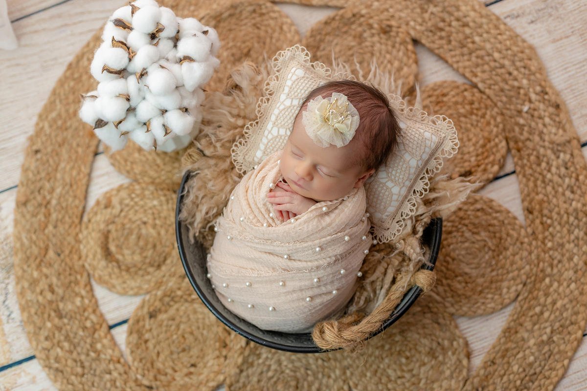 newborn_fotografia_newborn_ensaio_newborn_bebe_recem_nascido_fotografia_infantil_luz_natural_estudio_newborn_sessao_segura_conforto_bebe_primeiros_dias_vida_memorias_familia_bebe_dormindo_posados_suaves_detales_pezinhos_maozinhas_amor_familia_maternidade_