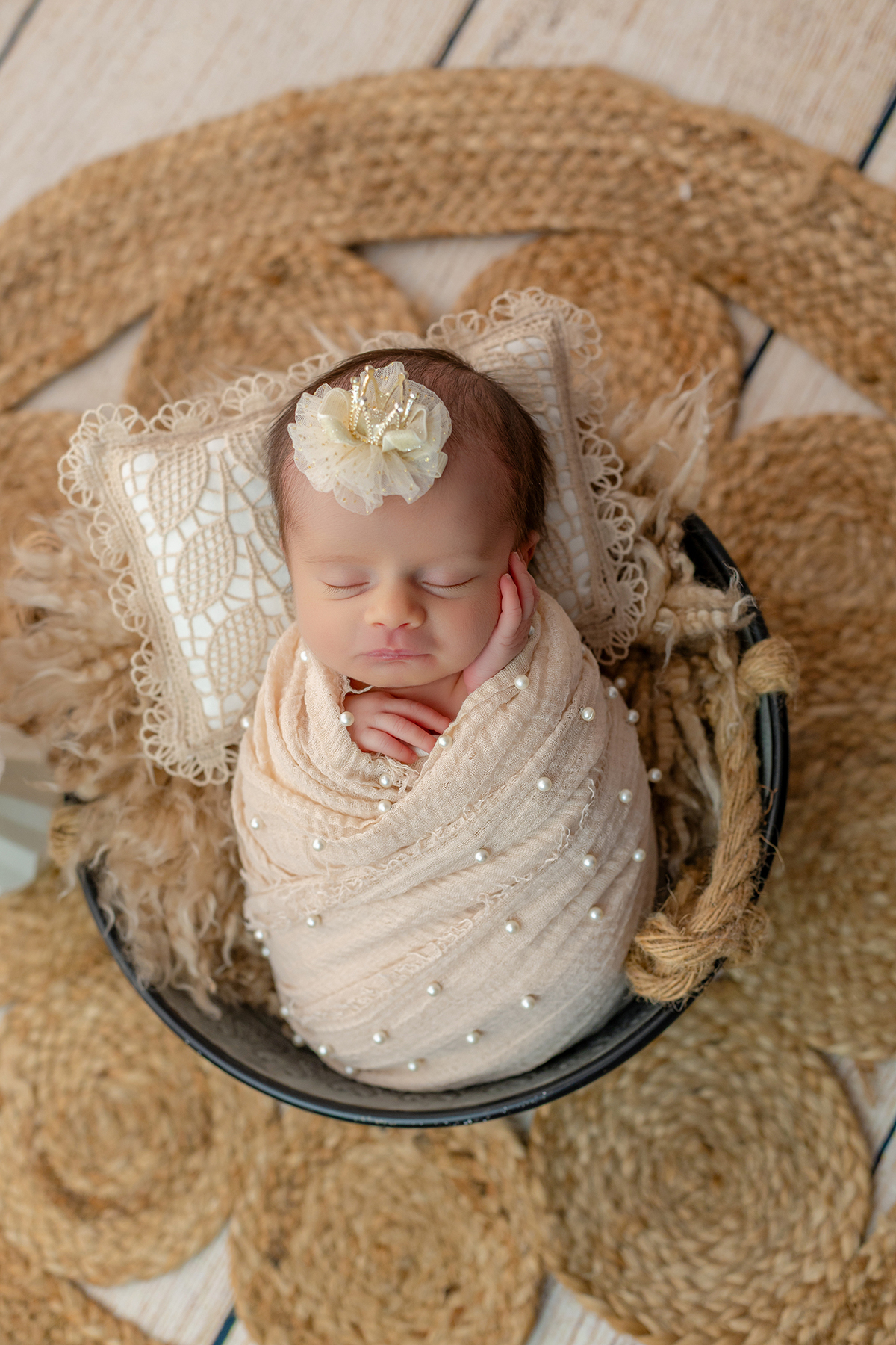 newborn_fotografia_newborn_ensaio_newborn_bebe_recem_nascido_fotografia_infantil_luz_natural_estudio_newborn_sessao_segura_conforto_bebe_primeiros_dias_vida_memorias_familia_bebe_dormindo_posados_suaves_detales_pezinhos_maozinhas_amor_familia_maternidade_