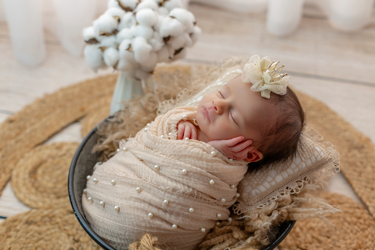 newborn_fotografia_newborn_ensaio_newborn_bebe_recem_nascido_fotografia_infantil_luz_natural_estudio_newborn_sessao_segura_conforto_bebe_primeiros_dias_vida_memorias_familia_bebe_dormindo_posados_suaves_detales_pezinhos_maozinhas_amor_familia_maternidade_