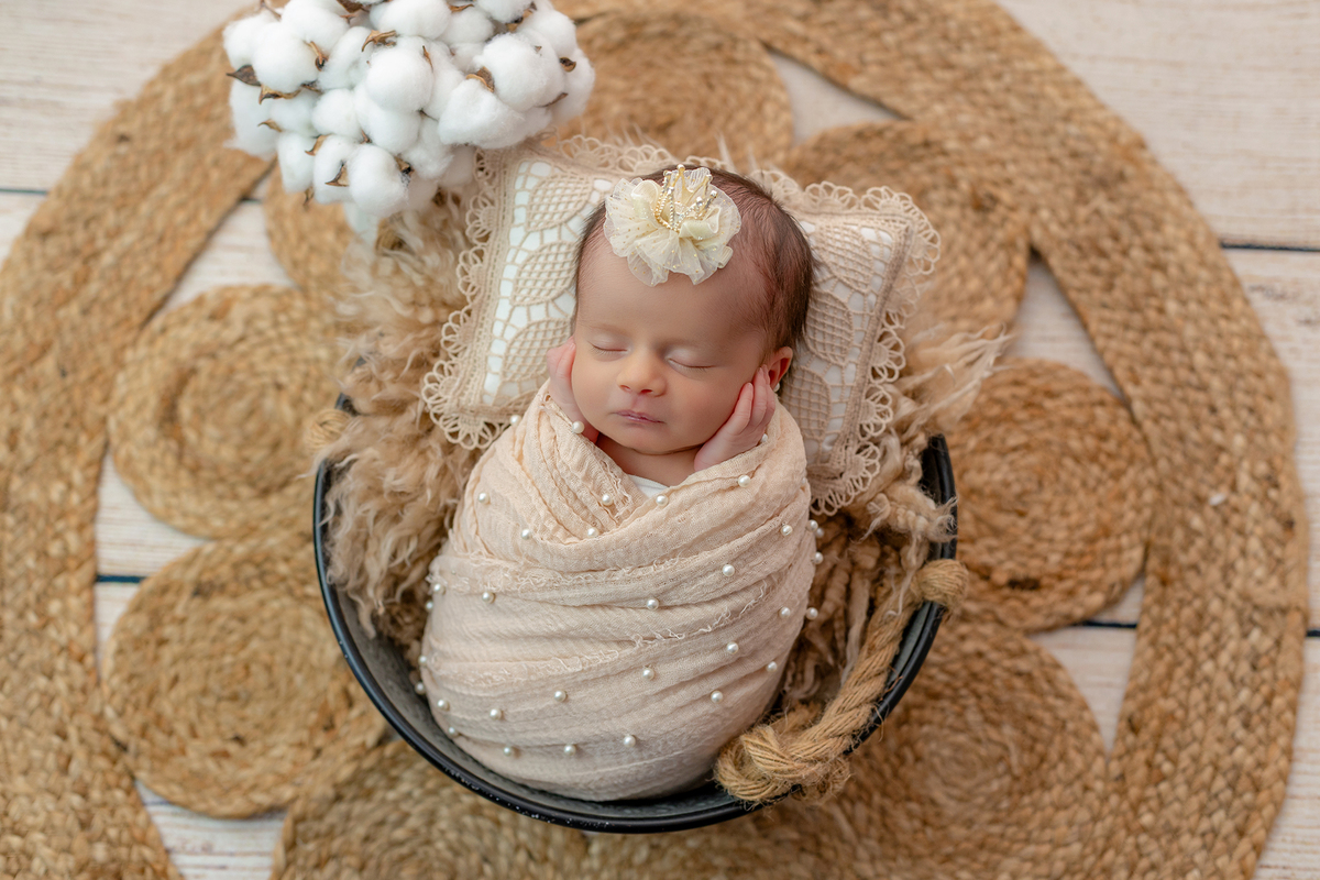 newborn_fotografia_newborn_ensaio_newborn_bebe_recem_nascido_fotografia_infantil_luz_natural_estudio_newborn_sessao_segura_conforto_bebe_primeiros_dias_vida_memorias_familia_bebe_dormindo_posados_suaves_detales_pezinhos_maozinhas_amor_familia_maternidade_