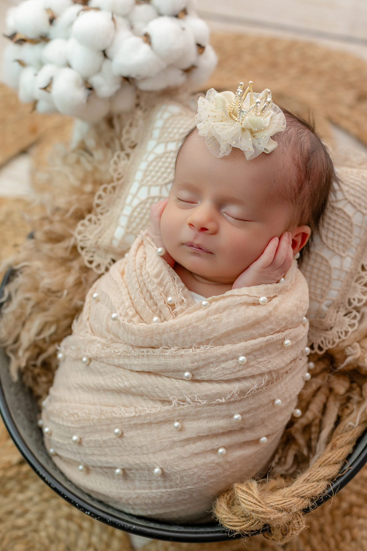 newborn_fotografia_newborn_ensaio_newborn_bebe_recem_nascido_fotografia_infantil_luz_natural_estudio_newborn_sessao_segura_conforto_bebe_primeiros_dias_vida_memorias_familia_bebe_dormindo_posados_suaves_detales_pezinhos_maozinhas_amor_familia_maternidade_