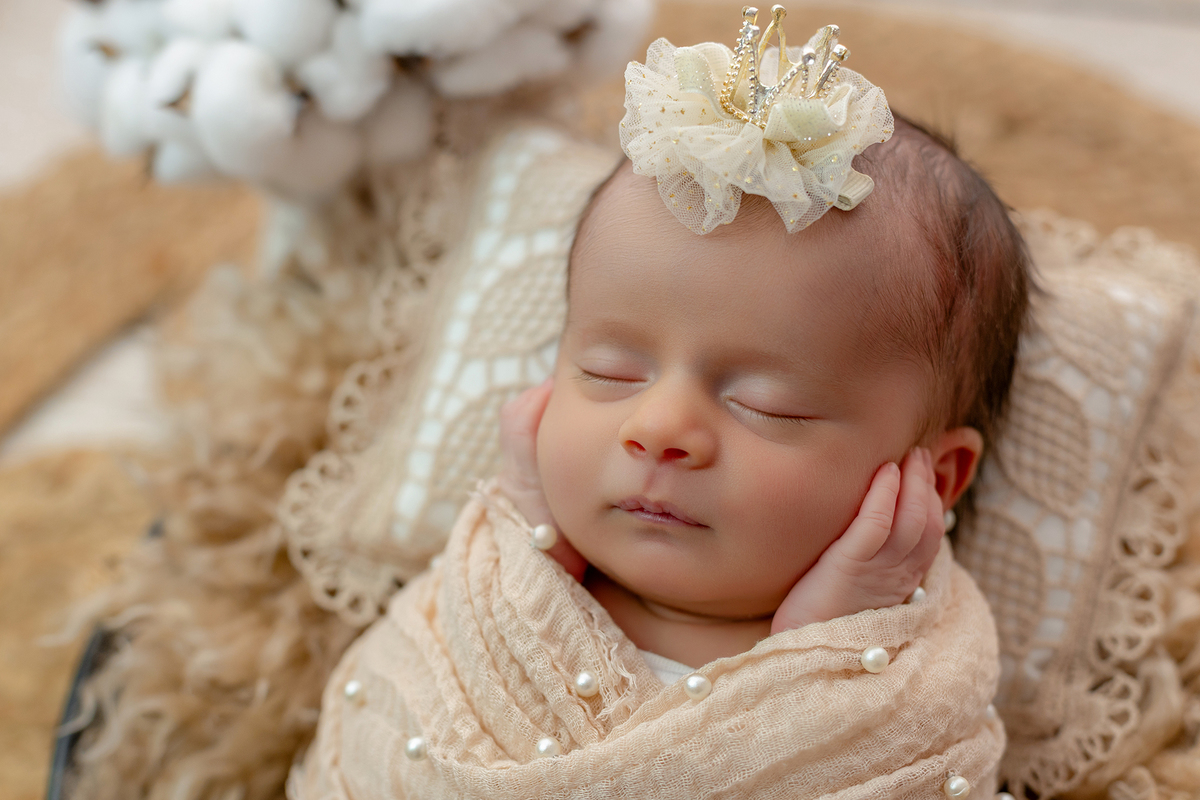 newborn_fotografia_newborn_ensaio_newborn_bebe_recem_nascido_fotografia_infantil_luz_natural_estudio_newborn_sessao_segura_conforto_bebe_primeiros_dias_vida_memorias_familia_bebe_dormindo_posados_suaves_detales_pezinhos_maozinhas_amor_familia_maternidade_