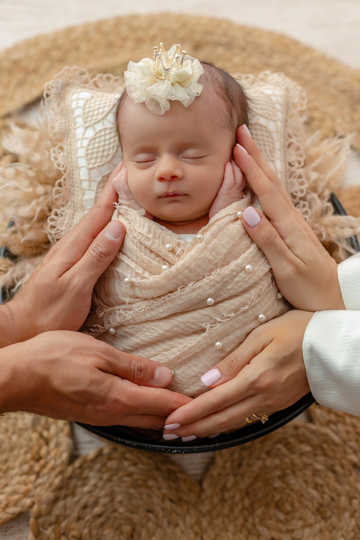 newborn_fotografia_newborn_ensaio_newborn_bebe_recem_nascido_fotografia_infantil_luz_natural_estudio_newborn_sessao_segura_conforto_bebe_primeiros_dias_vida_memorias_familia_bebe_dormindo_posados_suaves_detales_pezinhos_maozinhas_amor_familia_maternidade_