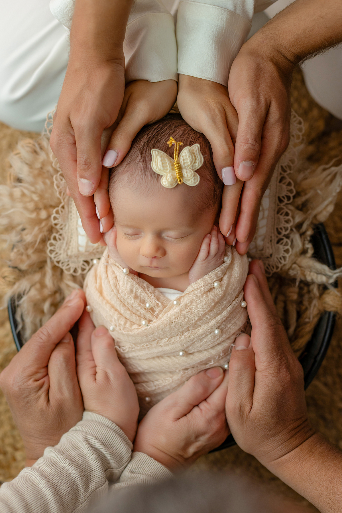 newborn_fotografia_newborn_ensaio_newborn_bebe_recem_nascido_fotografia_infantil_luz_natural_estudio_newborn_sessao_segura_conforto_bebe_primeiros_dias_vida_memorias_familia_bebe_dormindo_posados_suaves_detales_pezinhos_maozinhas_amor_familia_maternidade_
