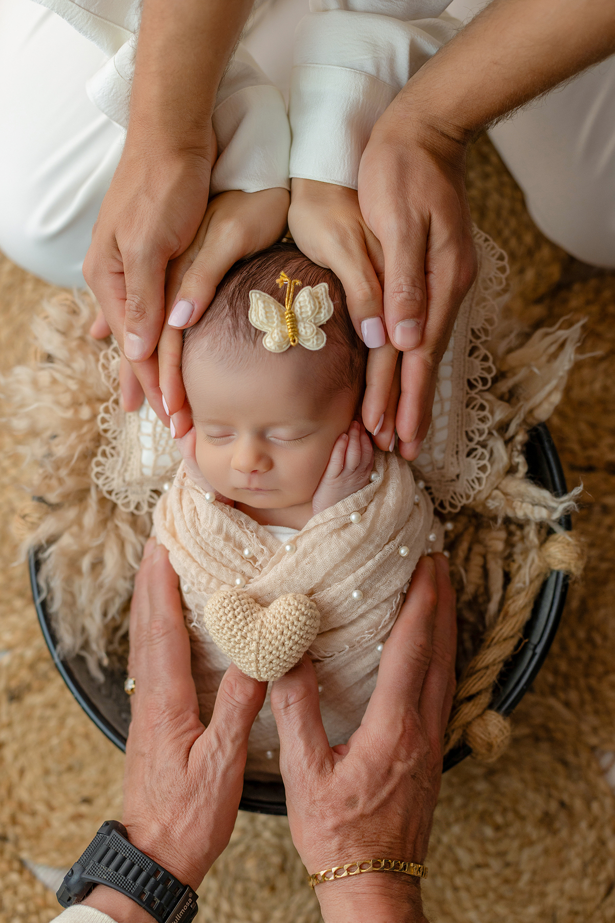newborn_fotografia_newborn_ensaio_newborn_bebe_recem_nascido_fotografia_infantil_luz_natural_estudio_newborn_sessao_segura_conforto_bebe_primeiros_dias_vida_memorias_familia_bebe_dormindo_posados_suaves_detales_pezinhos_maozinhas_amor_familia_maternidade_
