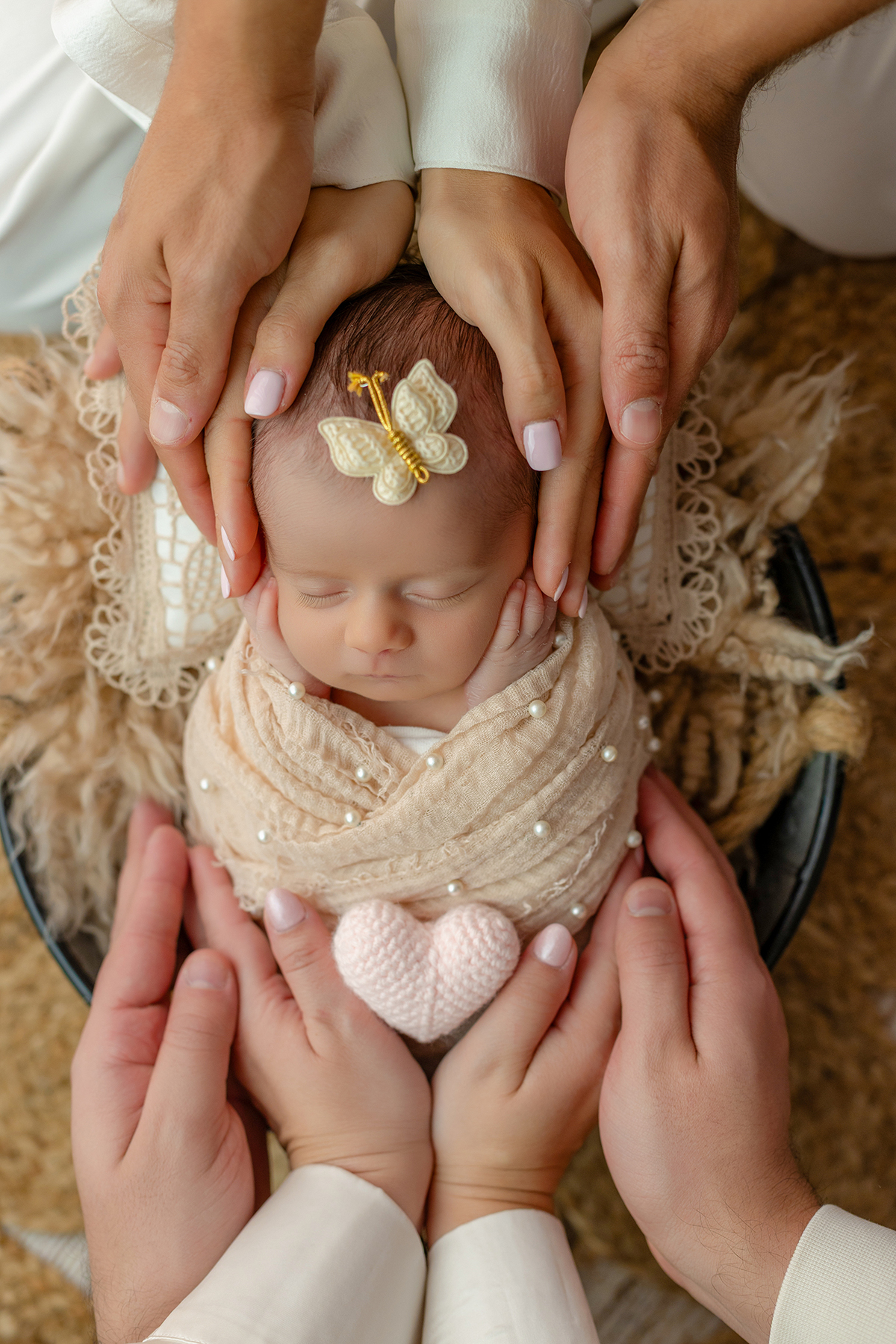 newborn_fotografia_newborn_ensaio_newborn_bebe_recem_nascido_fotografia_infantil_luz_natural_estudio_newborn_sessao_segura_conforto_bebe_primeiros_dias_vida_memorias_familia_bebe_dormindo_posados_suaves_detales_pezinhos_maozinhas_amor_familia_maternidade_