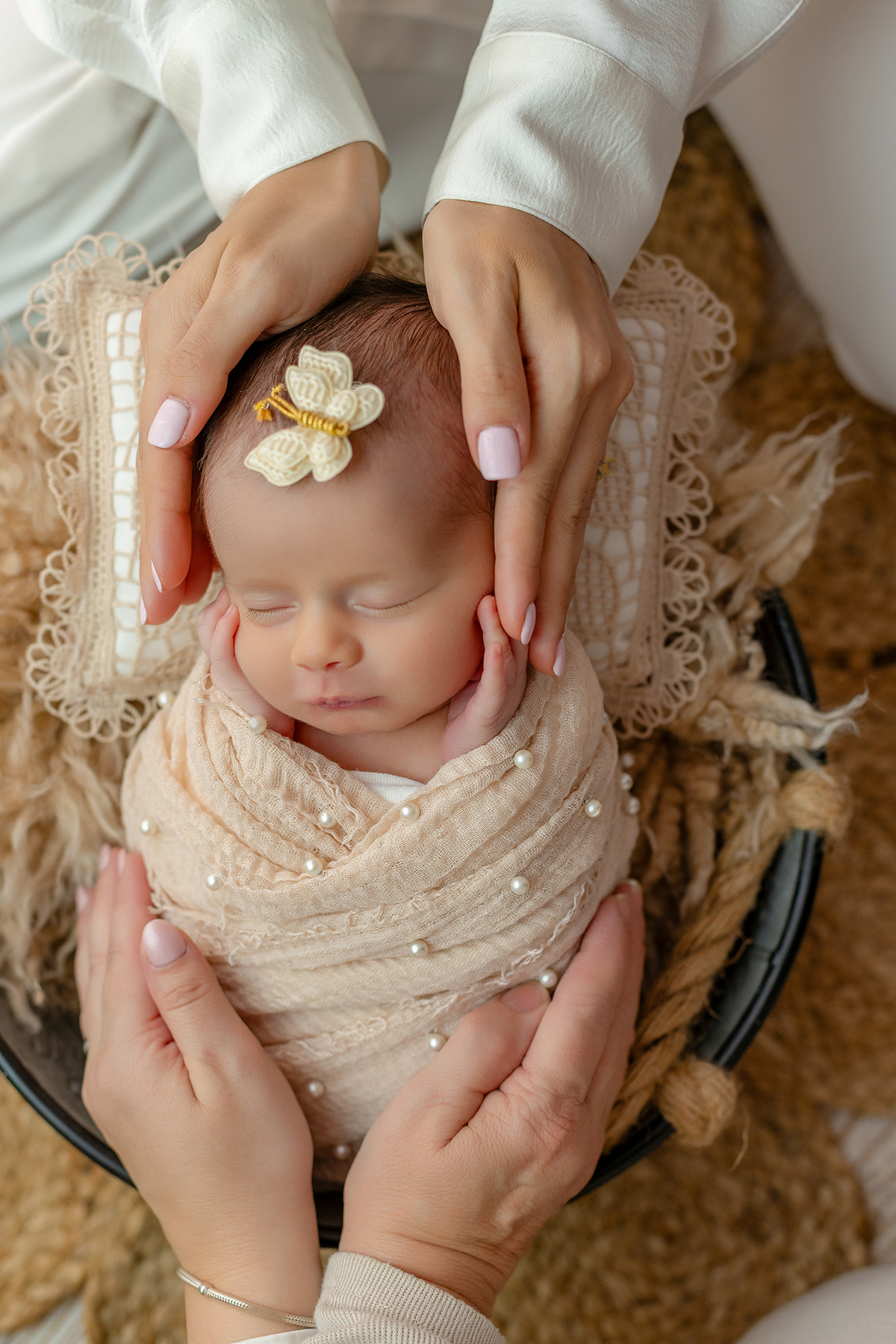 newborn_fotografia_newborn_ensaio_newborn_bebe_recem_nascido_fotografia_infantil_luz_natural_estudio_newborn_sessao_segura_conforto_bebe_primeiros_dias_vida_memorias_familia_bebe_dormindo_posados_suaves_detales_pezinhos_maozinhas_amor_familia_maternidade_